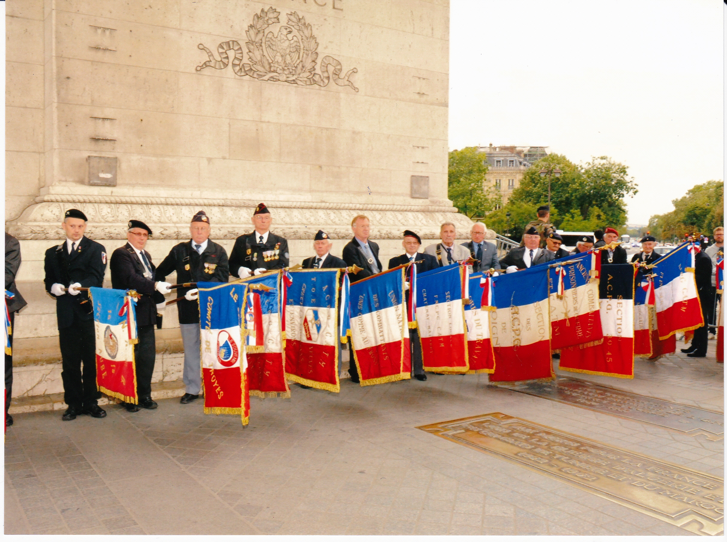 Le drapeau français sera «évidemment réinstallé» à l'Arc de Triomphe, dit  Beaune